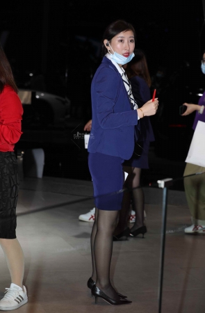 【街拍心灵】玛莎拉蒂销shou街拍黑丝高跟气质美