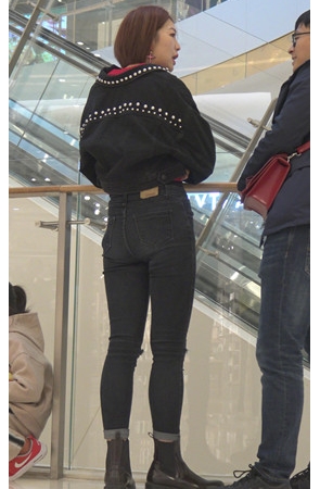 短发黑牛仔妹子