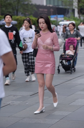 粉衣皮裙小姐姐