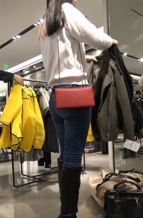 服装店试衣服的紧身蓝牛美女姐姐