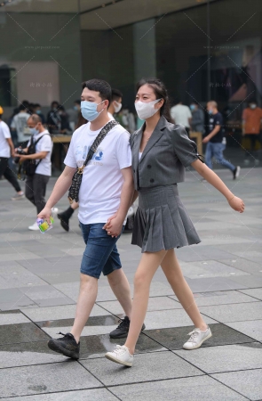 街拍灰色百褶短裙丝腿小妹