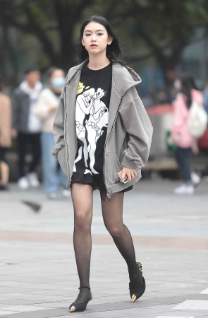 诱惑黑丝街拍高跟妹子