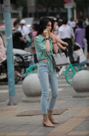 抓拍打电话的牛仔小妹