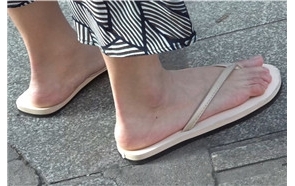 4K – 偶遇白嫩的美足人字拖少女 [1.27 GB/AVI]