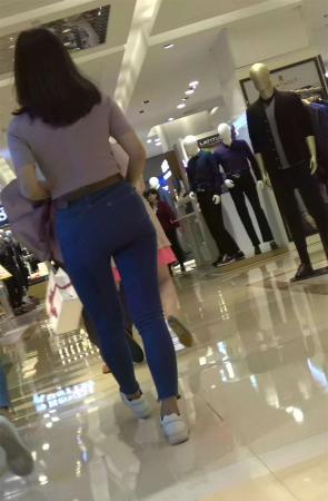 紧身蓝色牛仔裤美臀丰满气质美女小姐姐