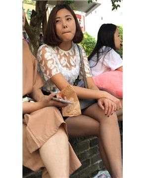 跟闺蜜聊天吃东西的妹子，多想你站起来摄下你的身材