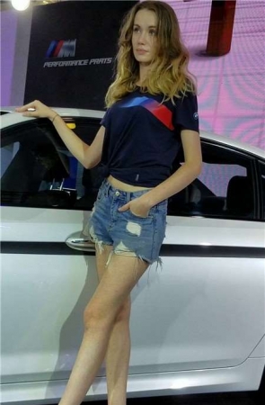 4k-性感牛仔热裤洋车模美女