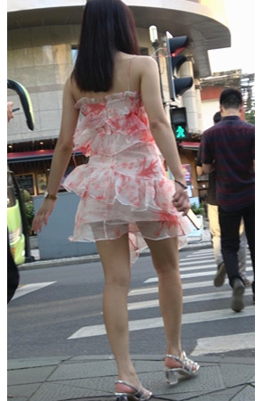 吊带花裙小姐姐