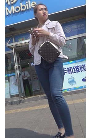 听歌的紧身牛仔小美女