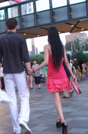 街拍性感红色吊带短裙美女