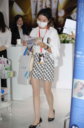 美业女老板肉 丝高 跟逛展会
