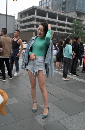 丰满热裤高跟美女