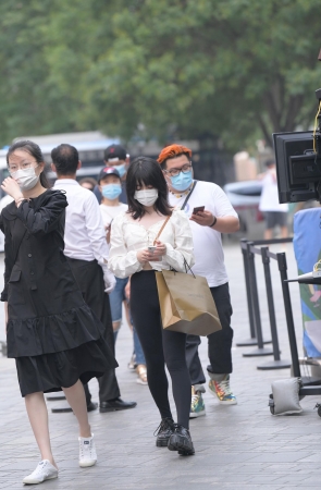 黑色紧身裤小妹