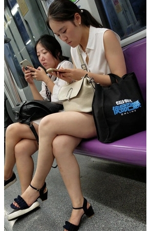 白嫩裸腿小姐姐[898M/MP4]