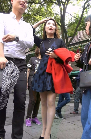 亭亭玉立的连衣裙蓝色高跟鞋美女