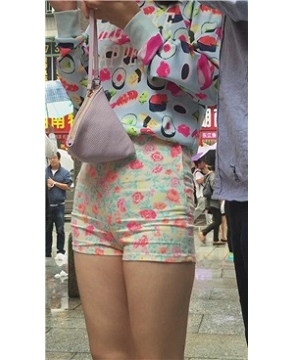 超级丰臀碎花短裤美眉 [4.09 GB]