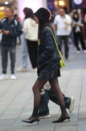 黑丝街拍高跟妹子