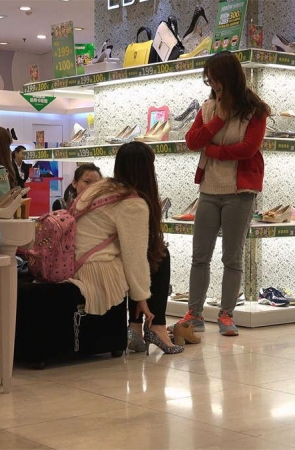 试试高跟鞋的美少妇