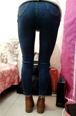 可爱牛仔裤小妹卧室玩自拍 [657 MB]