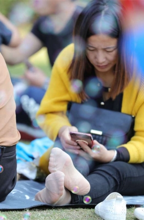 No1709 韵妇一双劲爆丝足，近距离挑逗观众的视觉神经