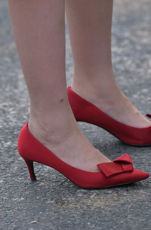 看得出这位美女很热了