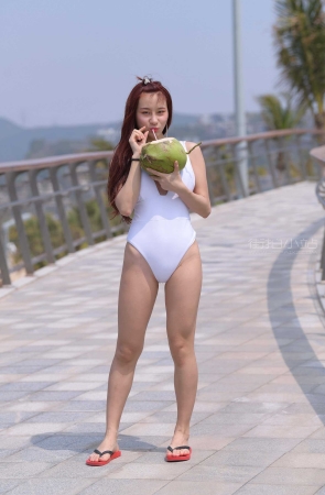 视觉冲击摄影作品●白色连体比基尼美眉 【套图+视频】