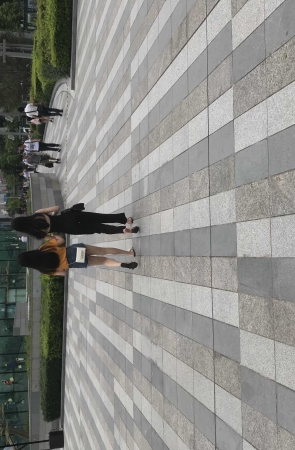 黑色露背皮肤白皙的小美女