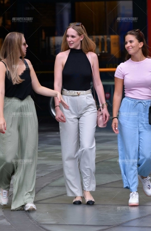 米白裤金发美女