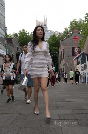 4K – 街拍性感的高跟鞋白裙美姐 [1.05 GB/MP4]