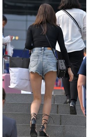 戴着墨镜的热裤美女(56P)