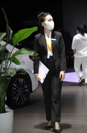 【街拍心灵】奔驰销售顾问短街拍黑丝高跟