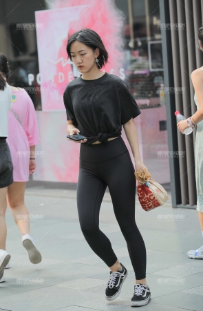 烈日下的瑜伽裤