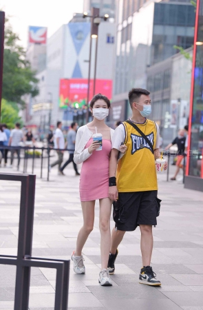 街拍粉色抹胸短裙女友