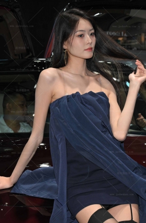 241117-9=84√修长美腿，吊带黑丝美女 12P