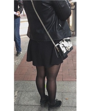 街拍黑丝短裙性感熟女姐姐