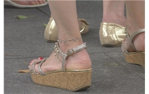 4k-极品鲜嫩美足爱自拍的红色连衣裙妹子。