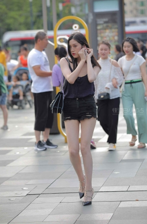 边走边带耳环的小姐姐好酷