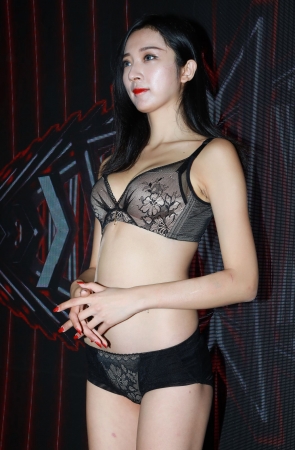 漂亮的性感模特小姐姐