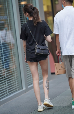 黑色热裤小姐姐