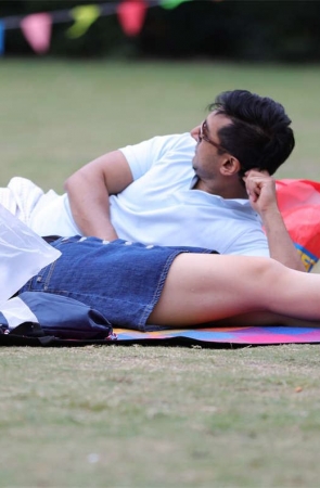 No1004 姑娘平躺草地，完整的足底自然就奉献出来了