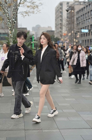 街拍光滑丝腿的小姐姐