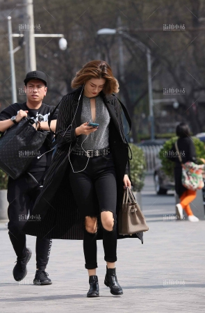 黑色长风衣美女姐姐