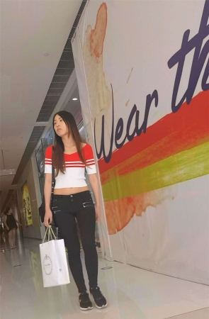 逛商场的长发美女黑色紧身牛仔裤性感翘臀