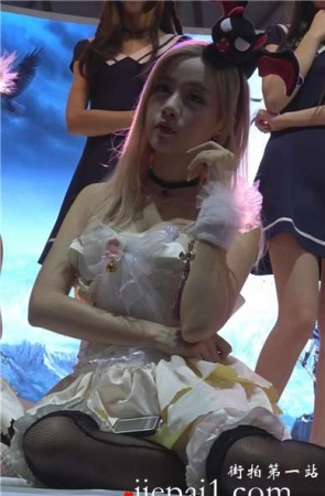 甜美萝莉白色公主裙小清新萌妹子。