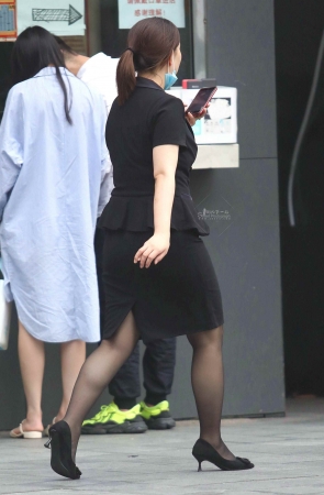 街拍黑丝高跟OL