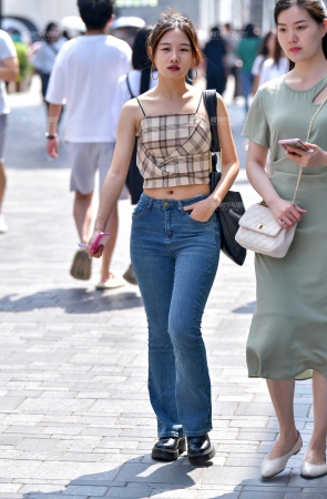 大耳环牛仔裤美女