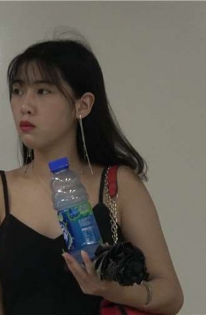 4k-黑色吊带连衣裙裸足高跟鞋街拍美女