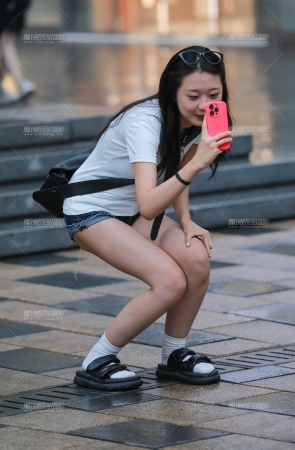 牛仔热裤小姐姐