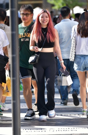 笑呵呵紧身黑裤美女