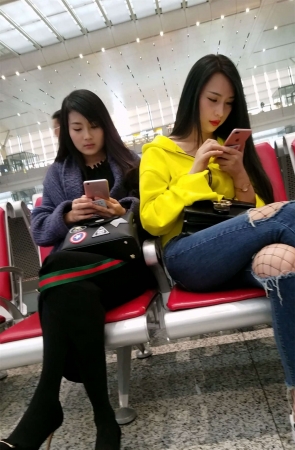 高铁站拍摄蓝色紧身牛仔裤长发漂亮美女